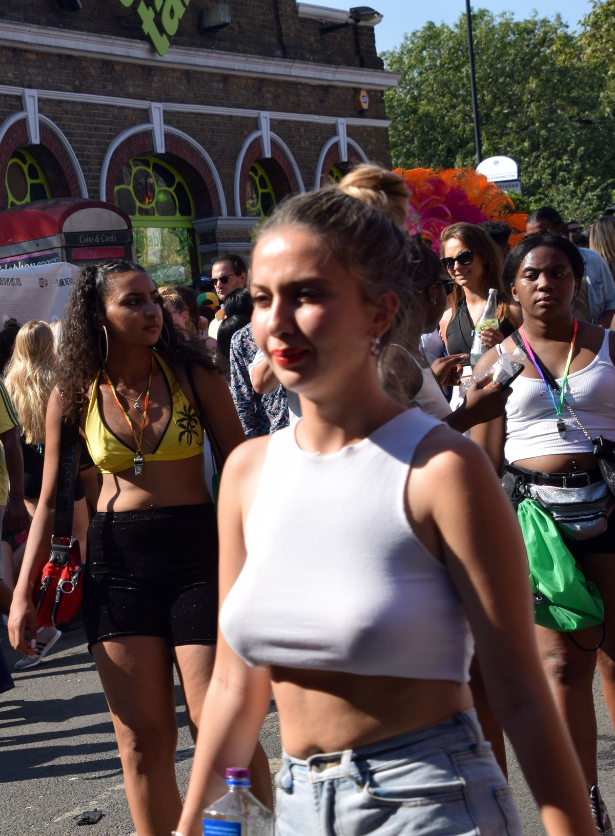 Braless Girls (21 pics) Braless Girls (21 pics)