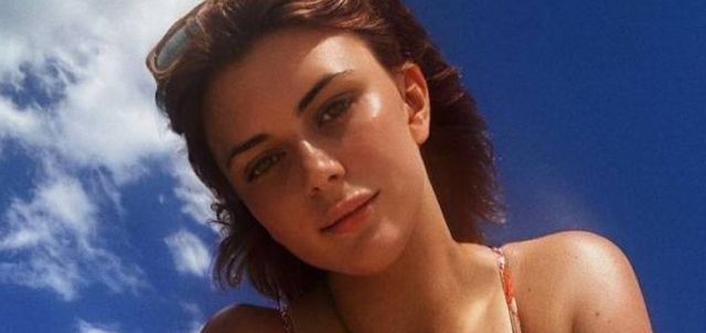 Busty Girls (31 pics)