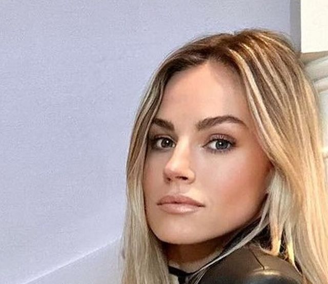 Girls In Latex And Leather (21 pics)