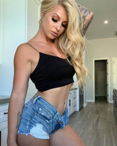 Girls In Shorts (27 pics)