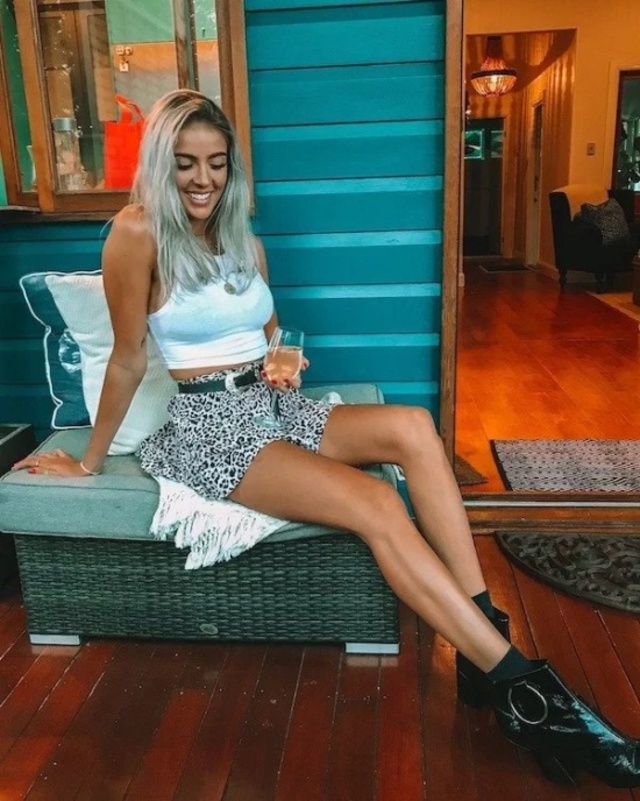 Girls With Long Legs (21 pics)