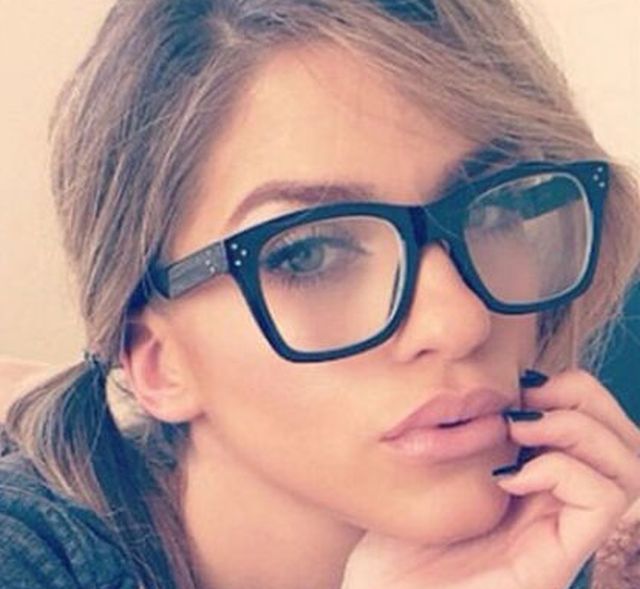 Girls In Glasses (21 pics)