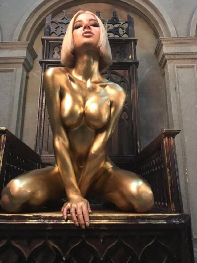 Busty Girls (21 pics)