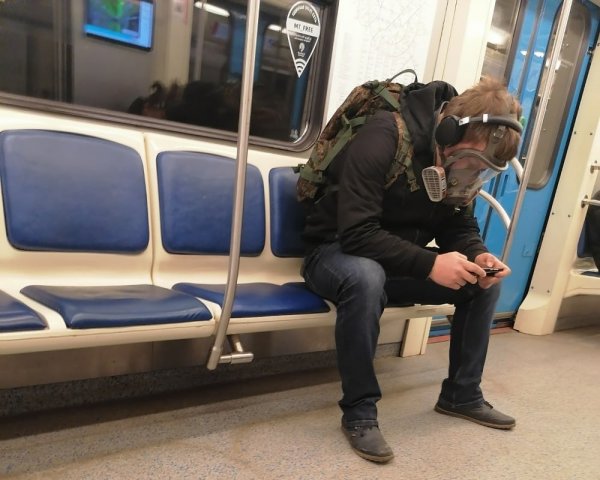 Strange People In The Subway (21 pics)
