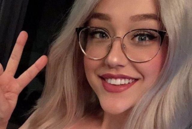 Busty Girls (22 pics)