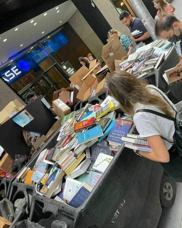 Cool Finds On The Roadside (29 pics)