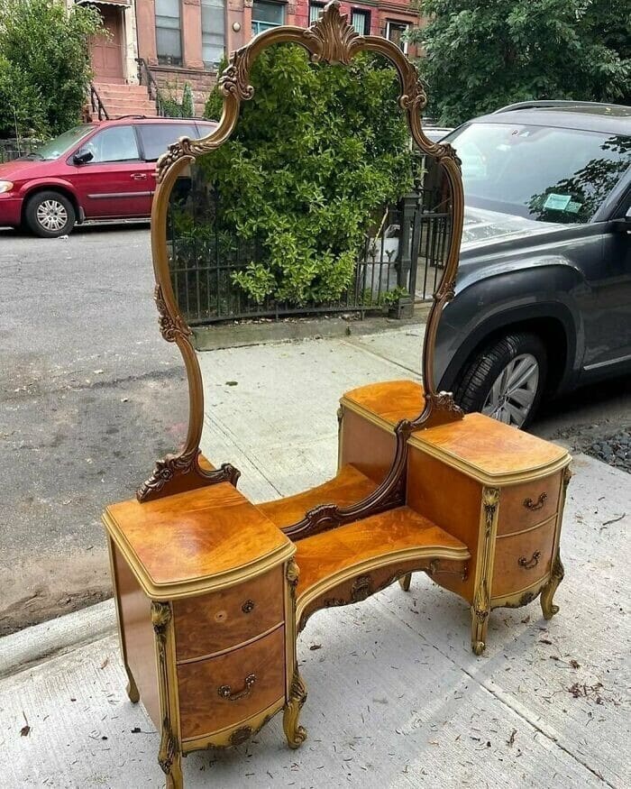 Cool Finds On The Roadside (29 pics)