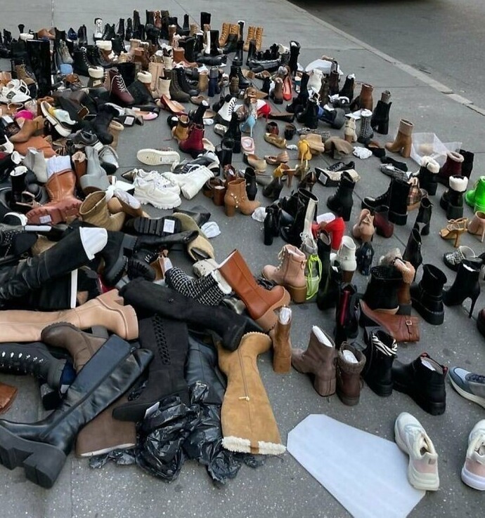 Cool Finds On The Roadside (29 pics)