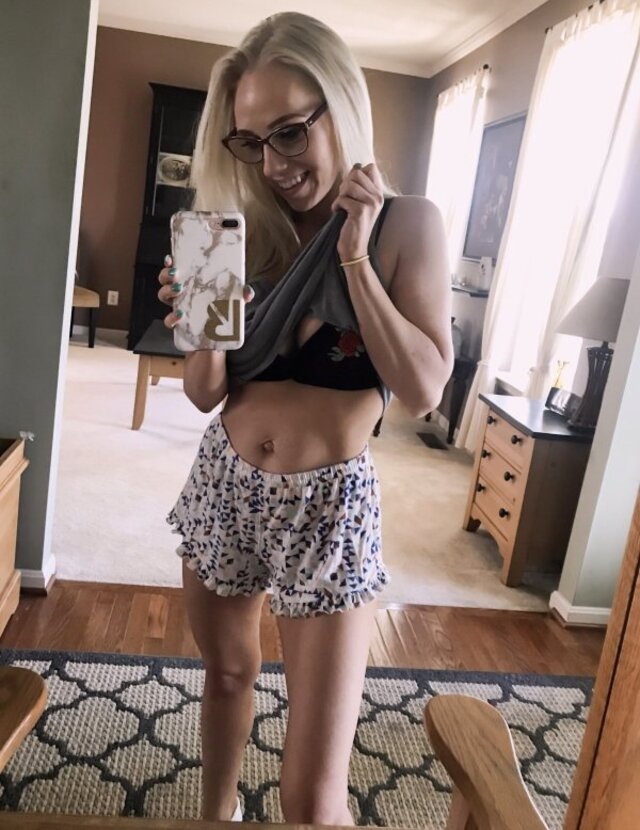 Girls In Shorts (22 pics)