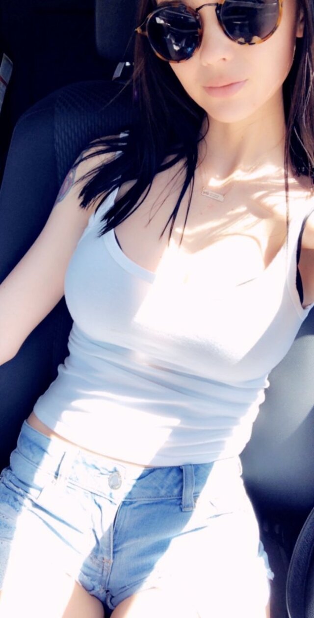 Girls In Shorts (22 pics)