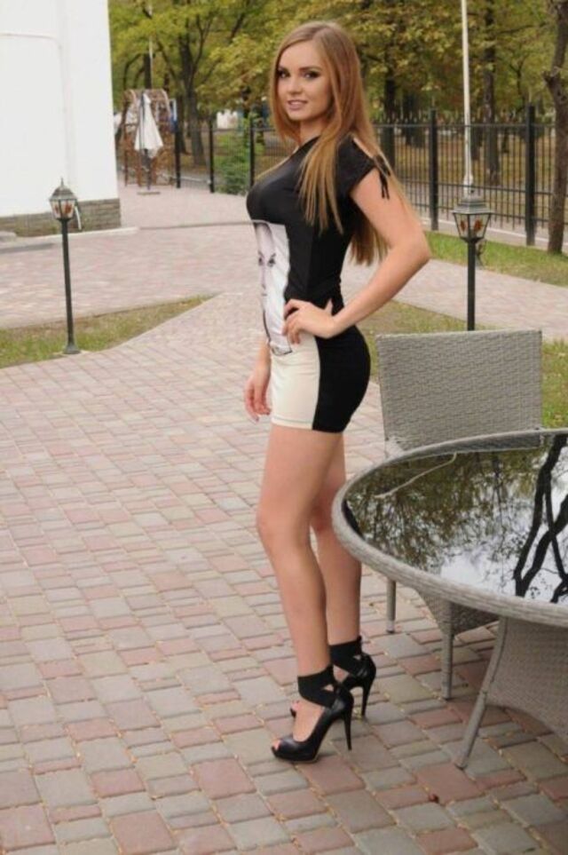 Girls In Dresses (20 pics)