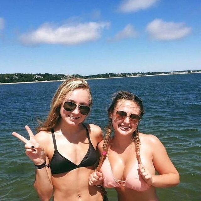 Busty Girls (21 pics)