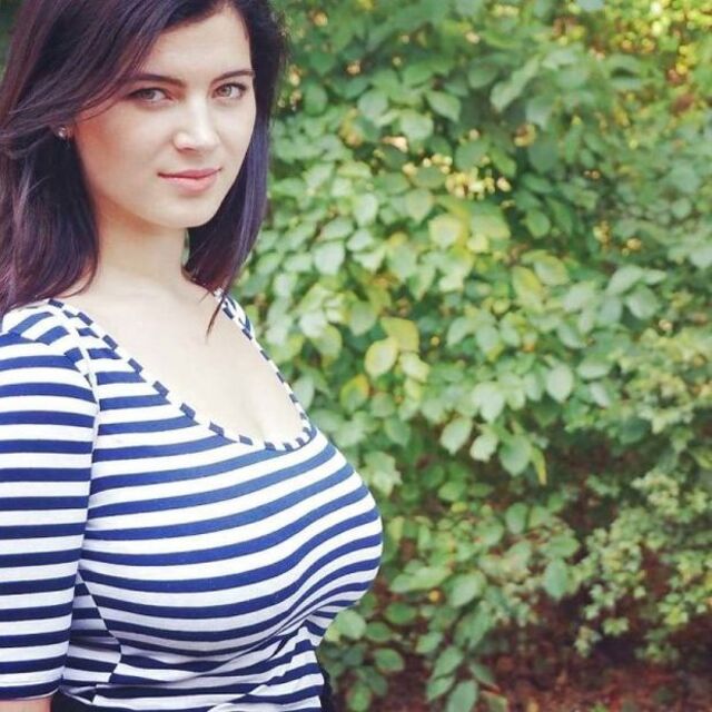 Busty Girls (21 pics)