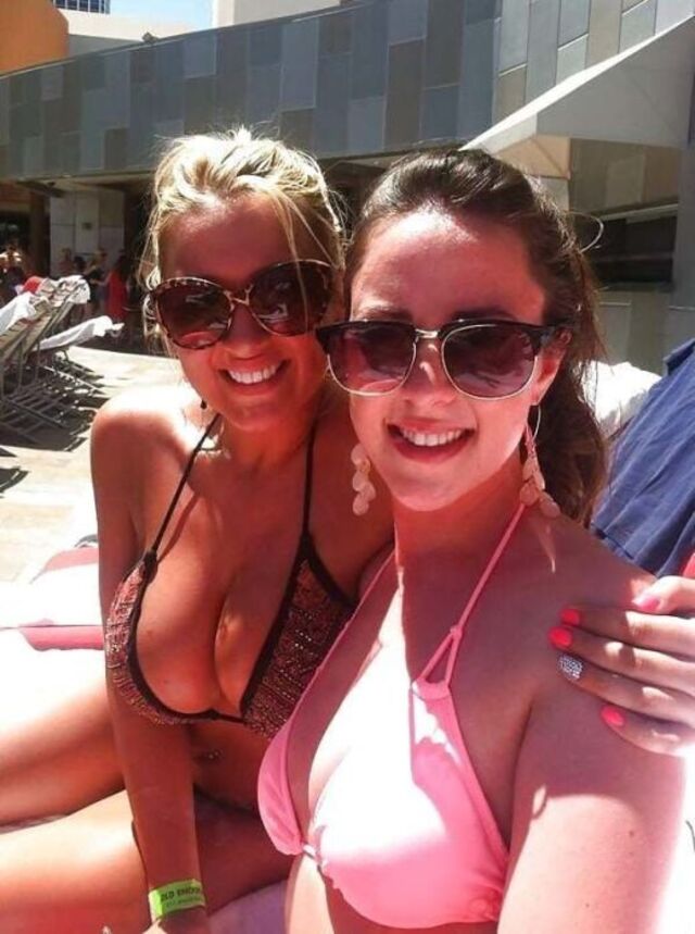Busty Girls (21 pics)
