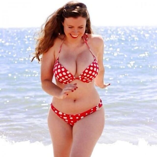 Busty Girls (21 pics)