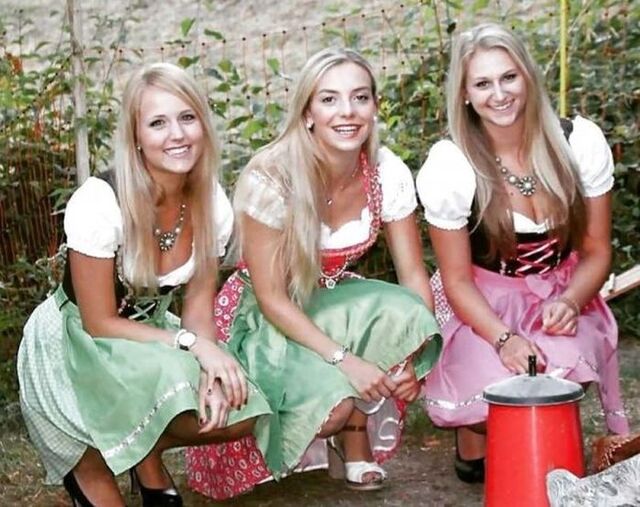 Busty Girls (21 pics)