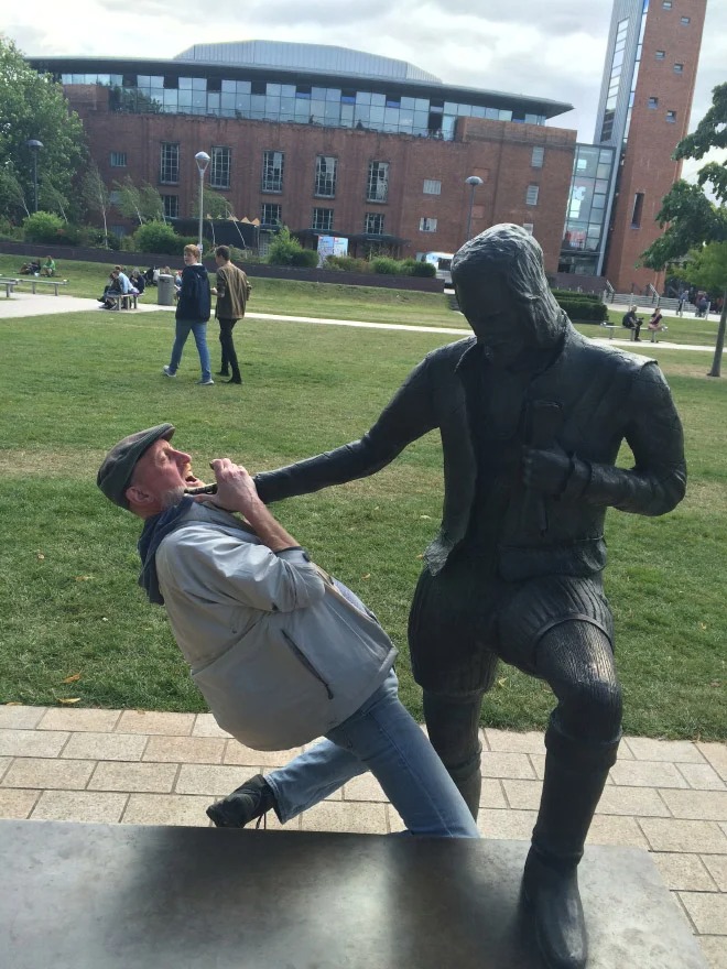 Funny Photos With Statues (21 pics)