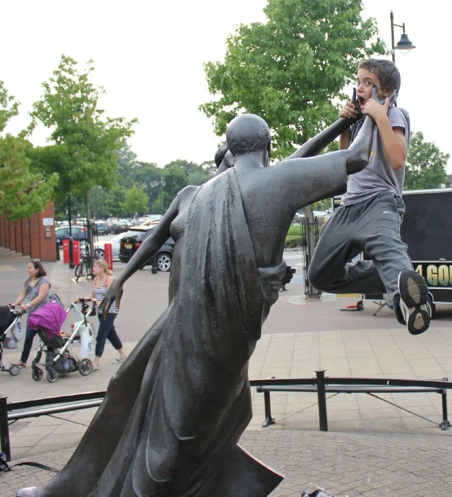Funny Photos With Statues (21 pics)