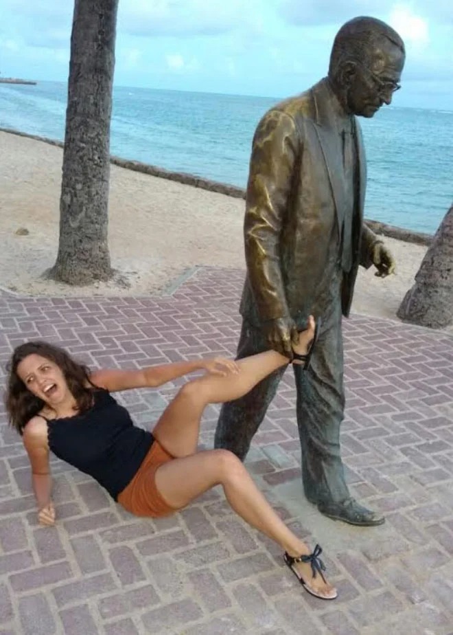 Funny Photos With Statues (21 pics)