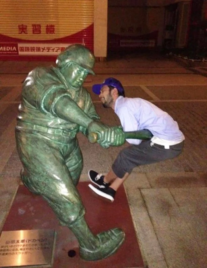 Funny Photos With Statues (21 pics)