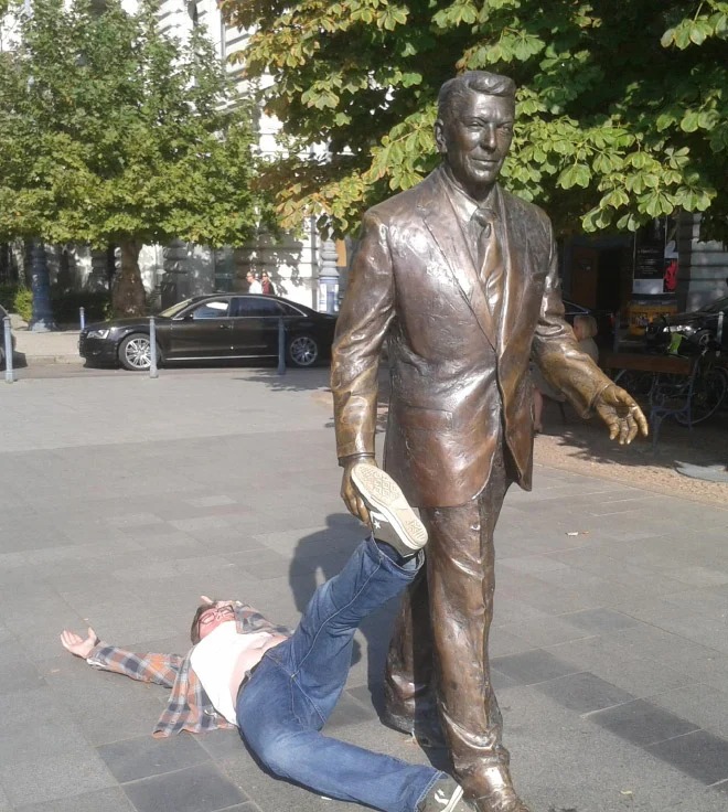 Funny Photos With Statues (21 pics)