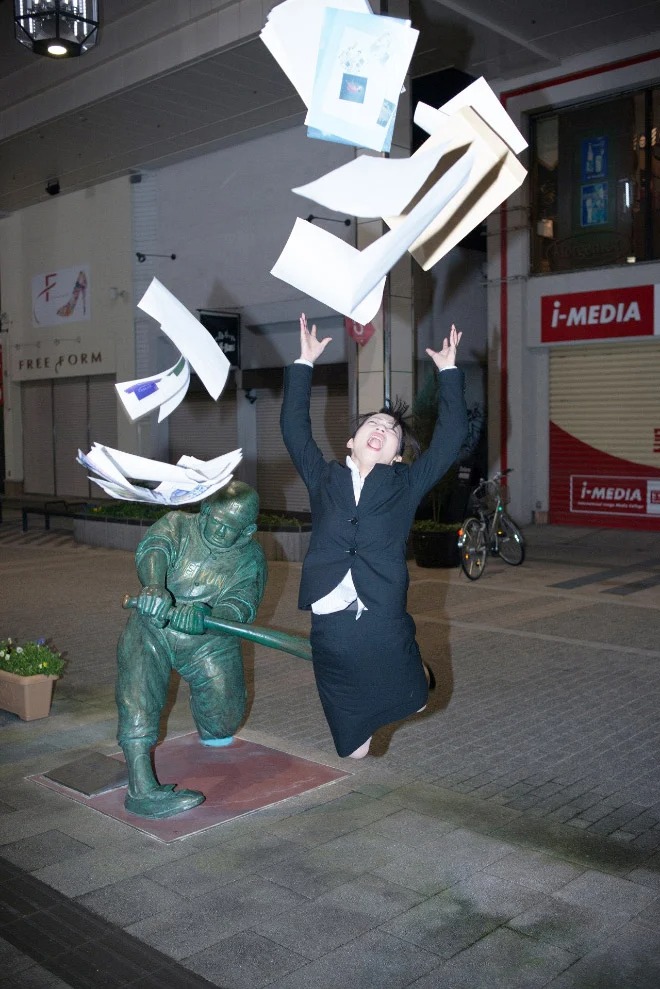 Funny Photos With Statues (21 pics)