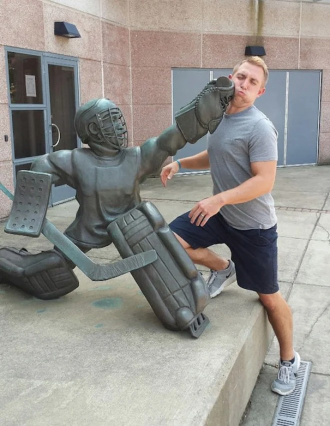 Funny Photos With Statues (21 pics)