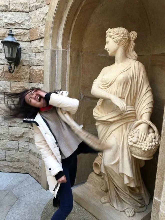 Funny Photos With Statues (21 pics)
