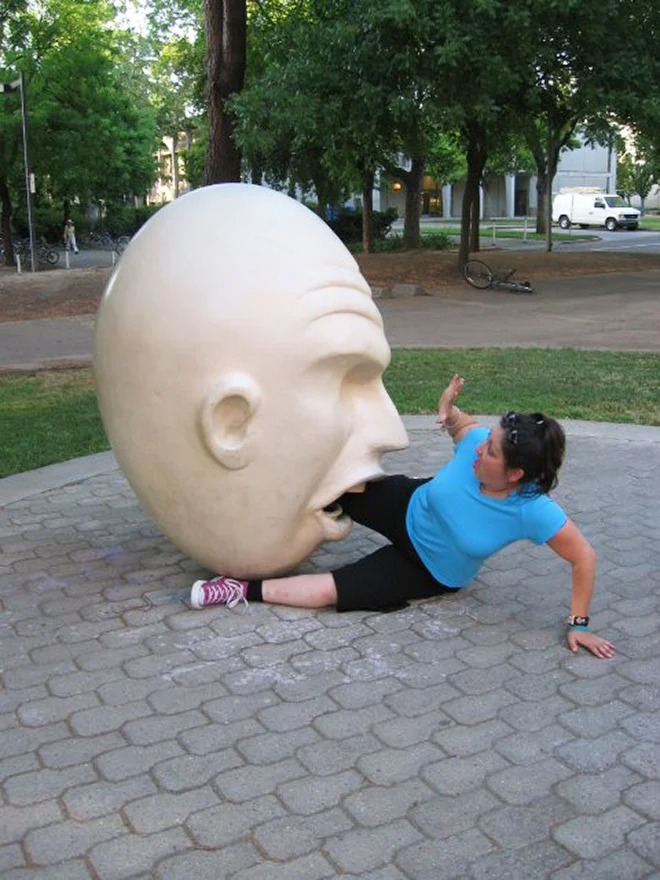 Funny Photos With Statues (21 pics)
