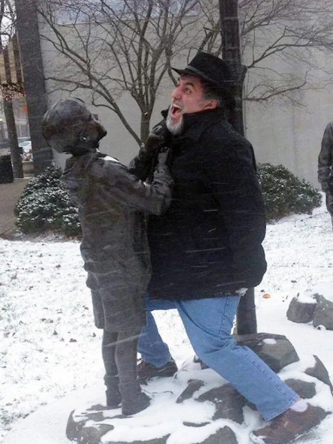 Funny Photos With Statues (21 pics)