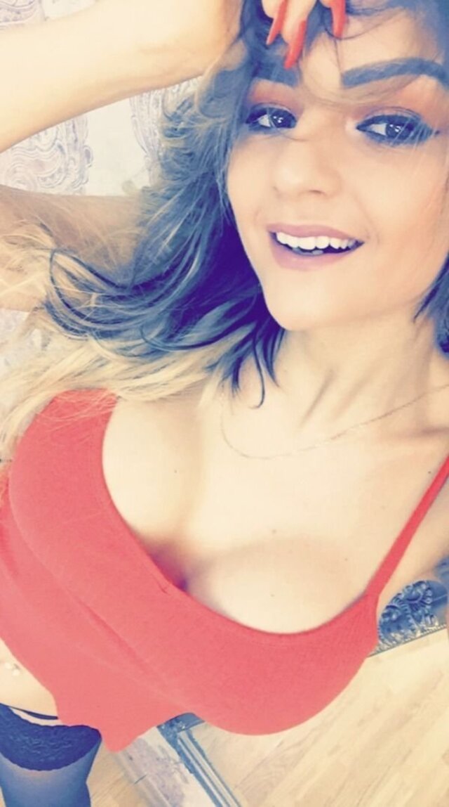 Busty Girls (22 pics)