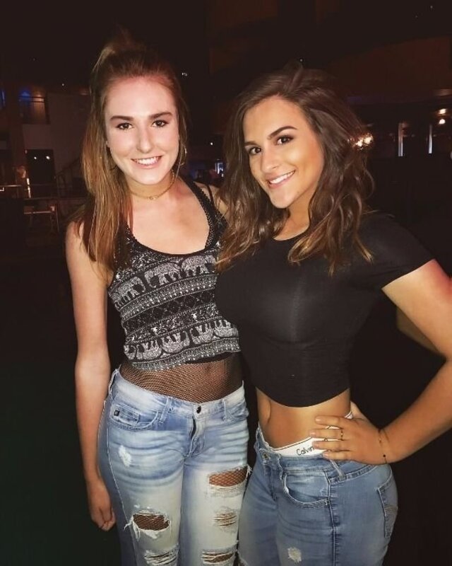 Busty Girls (22 pics) Busty Girls (22 pics)