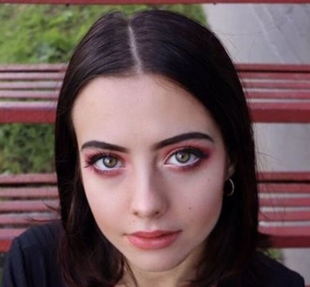 Busty Girls (22 pics)