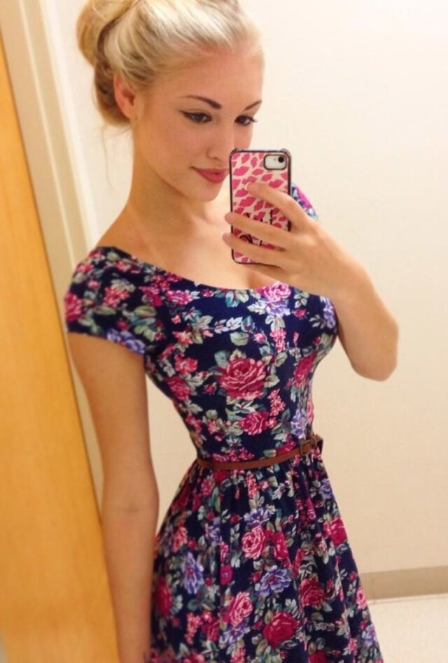 Selfie Girls (21 pics)