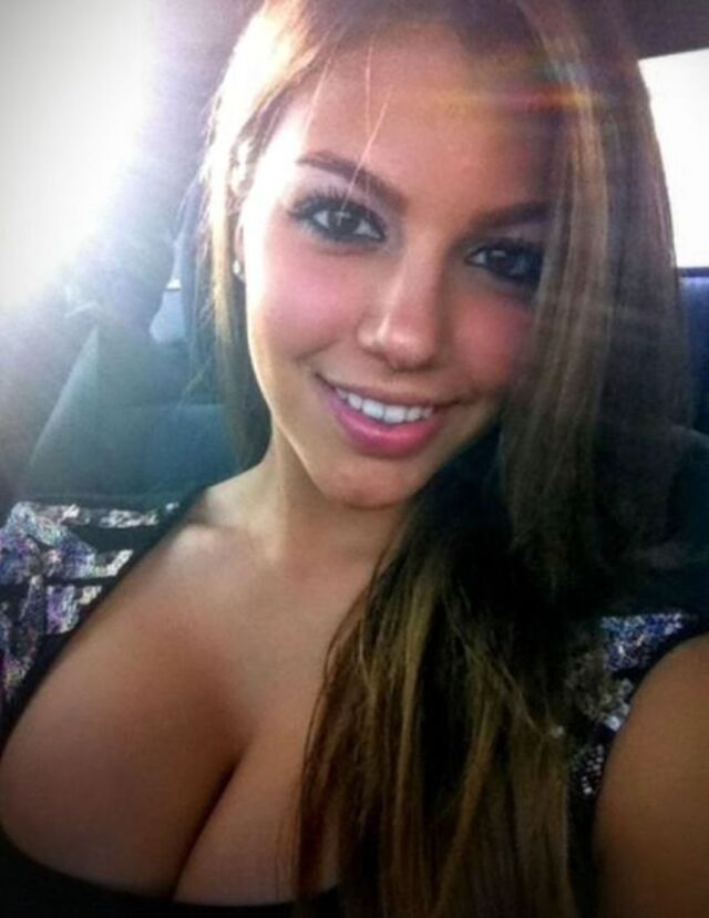 Girls In Cars (21 pics)