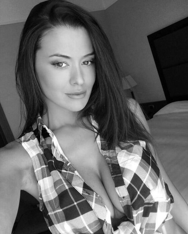 Busty Girls (21 pics)