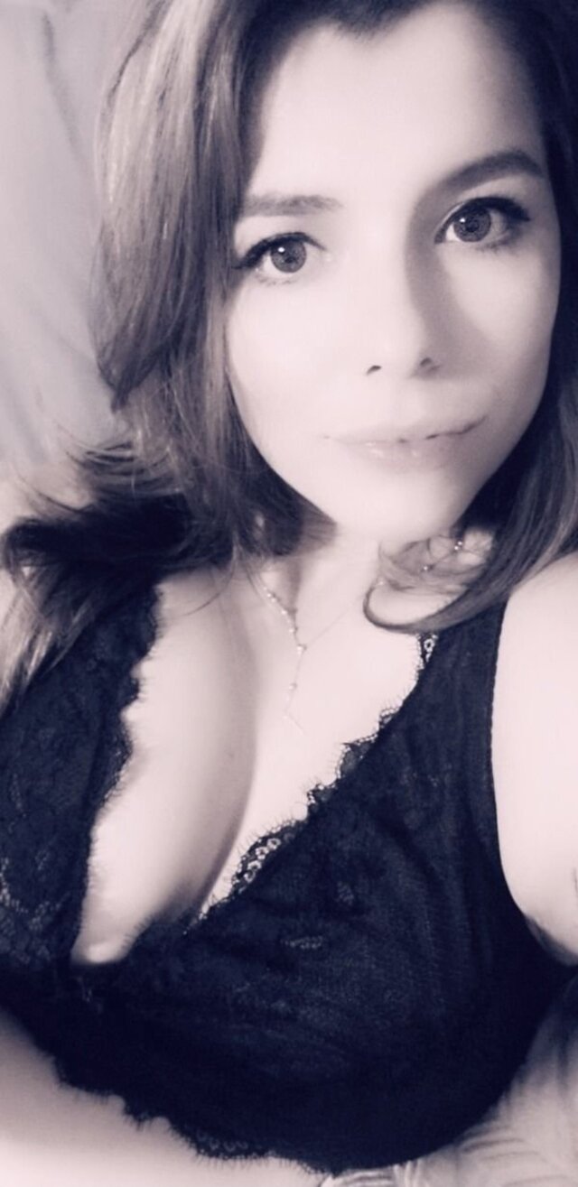 Busty Girls (21 pics)