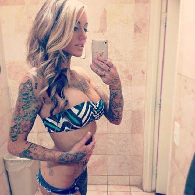 Tattooed Girls (21 pics)