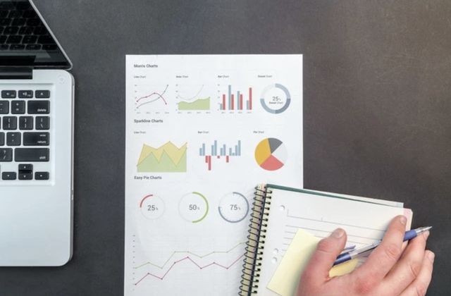 Analyzing online casino accounts to improve player behavior and decision-making