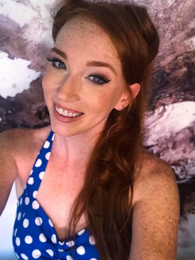 Busty Girls (21 pics) Busty Girls (21 pics)