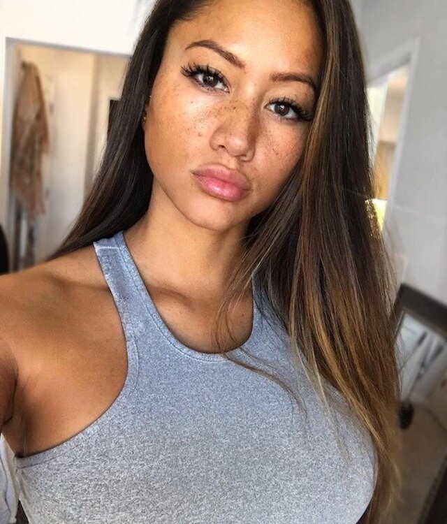 Busty Girls (21 pics) Busty Girls (21 pics)