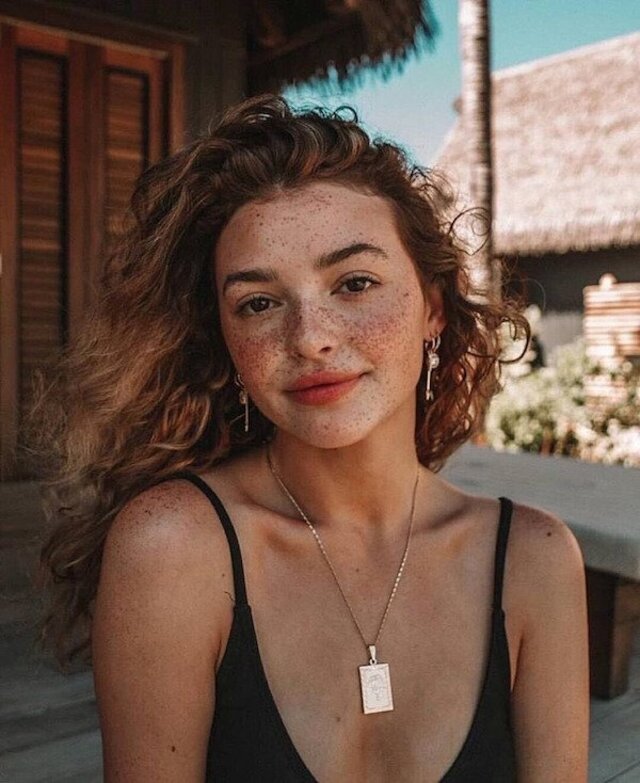 Busty Girls (21 pics) Busty Girls (21 pics)