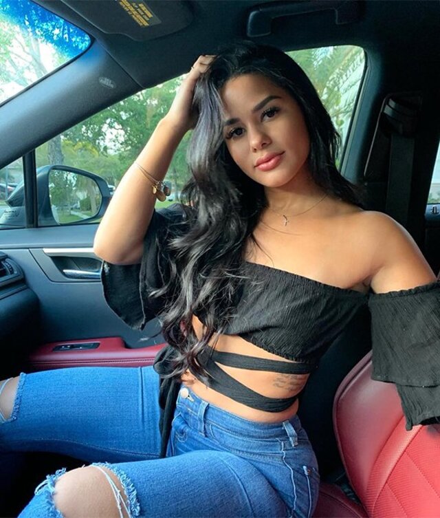 Girls In Jeans (21 pics)