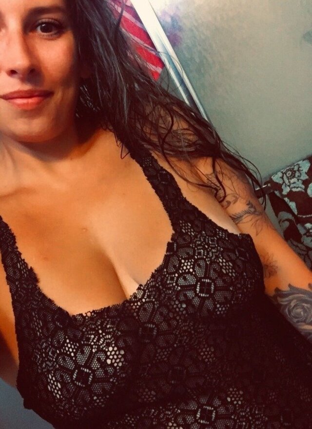 Busty Girls (21 pics)