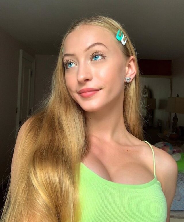 Busty Girls (21 pics)