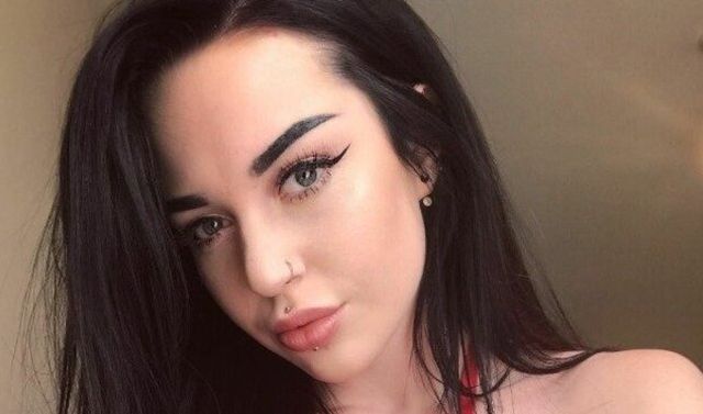 Busty Girls (21 pics)