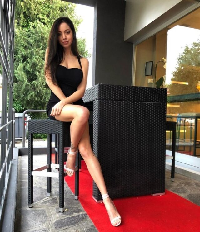 Girls With Long Legs (22 pics)