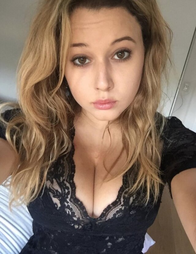 Selfie Girls (21 pics)