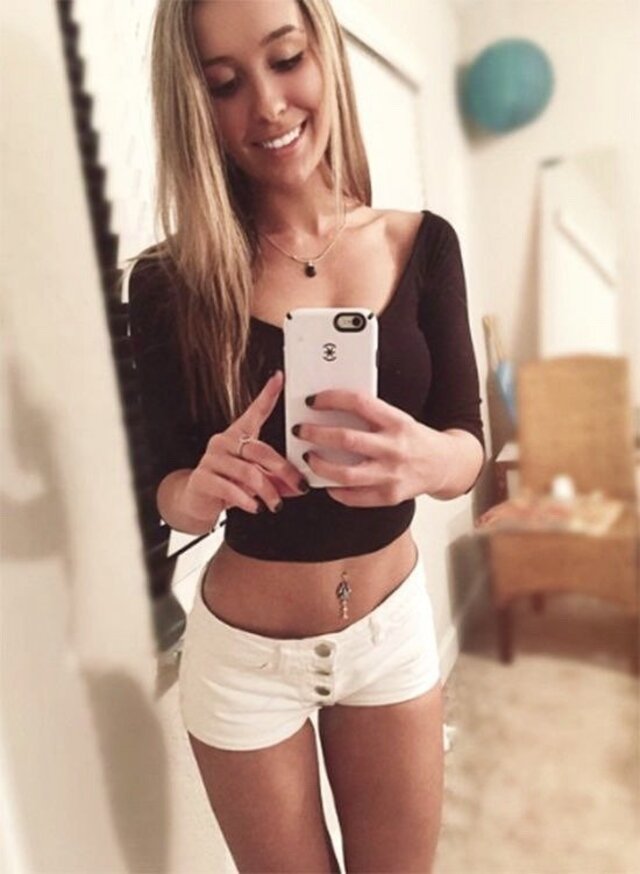 Selfie Girls (21 pics)