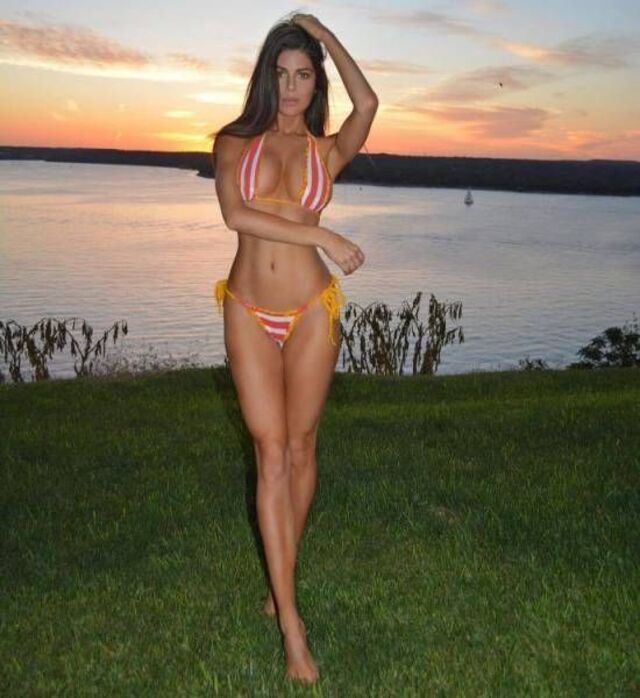 Bikini Girls (21 pics)